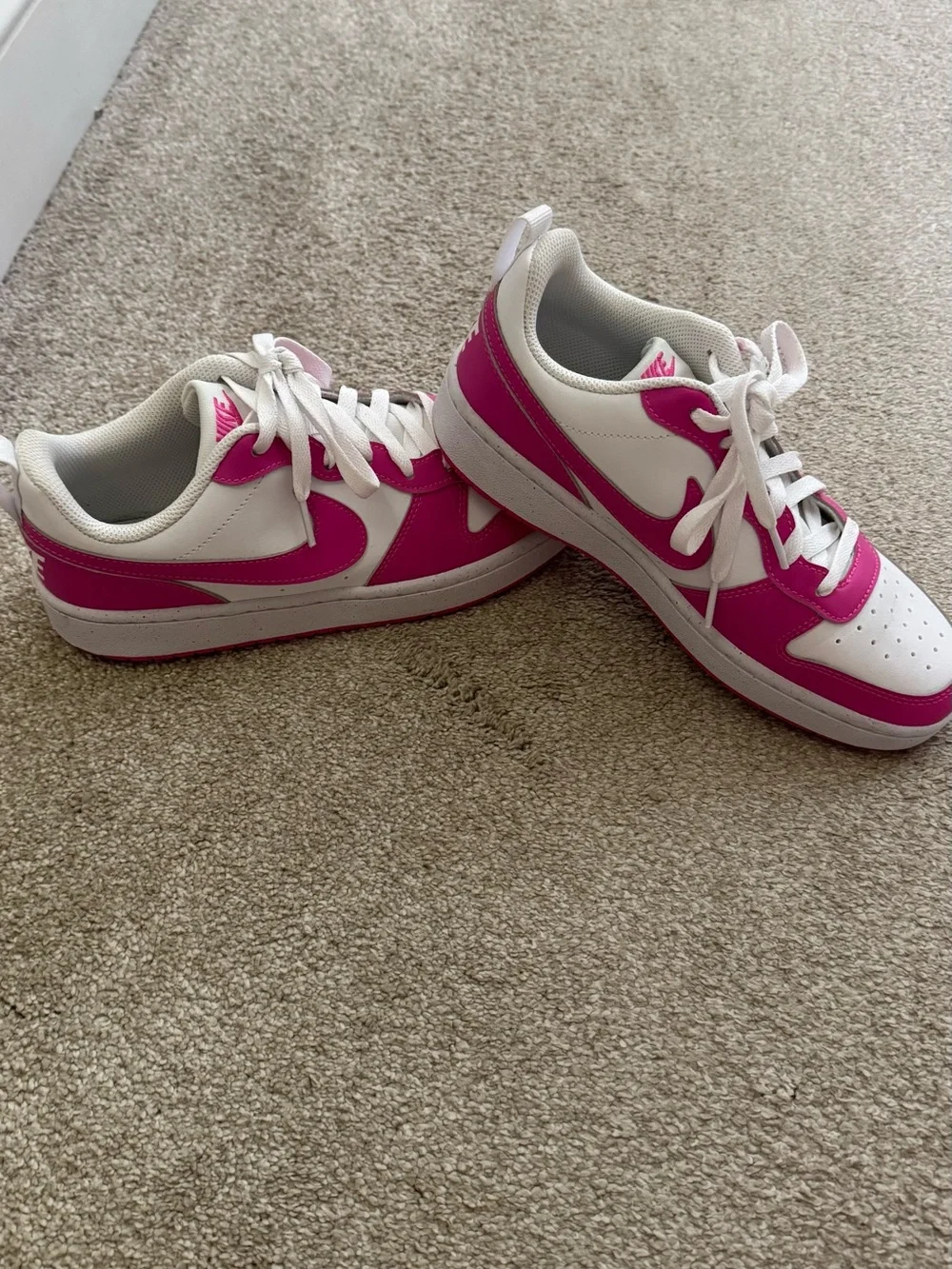Nike Kids Low-Top Sneakers in White and Pink